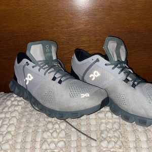 Just like new 11 on cloud tennis shoes. Light grey w/ Army green laces/trim.